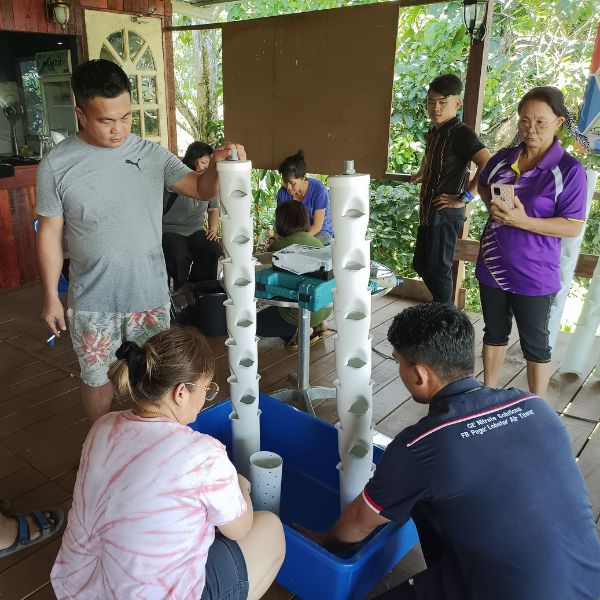 Participants build their own aquagarden 5